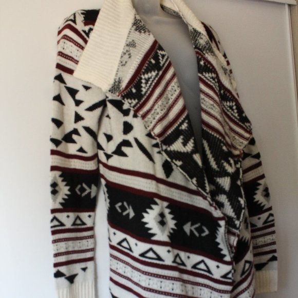 Bobeau Aztec Printed Sweater - Picture 2 of 6